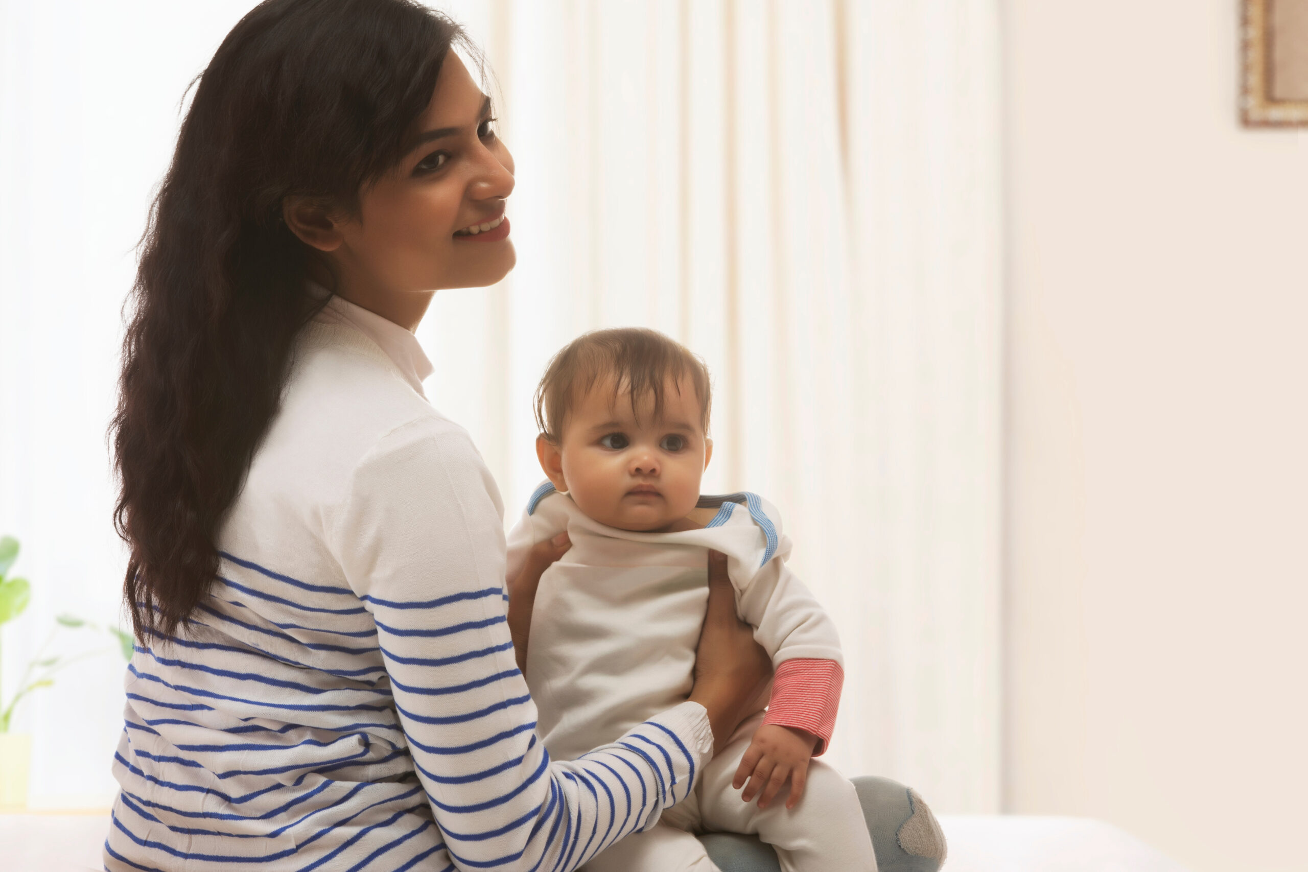 baby on mothers knee
